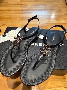 Brand new CHANEL Black Quilted Leather T-strap Sandals with Gold CC Chain